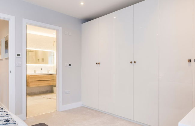 Stylish new Home With Parking - King Beds Garden - Foto 26