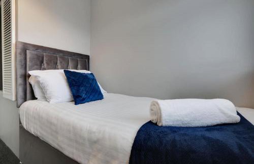 Superb 3 bed house, homely comforts close to supermarkets, with private parking on gated premise - Photo 24