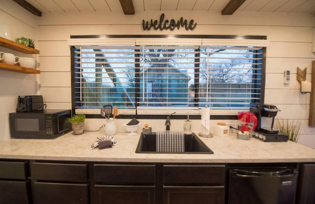 Stillwater House Tiny Container Home 12 min to Downtown Magnolia - Foto 6