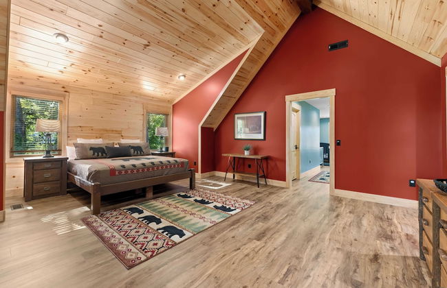 Black Bear Lodge by Avantstay Lakefront, Dock, Pool, Theater Sleeps 20+ - Foto 28