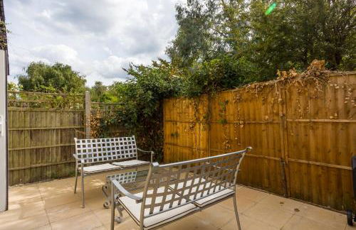 4 bedroom house with Garden, Parking & 3 mins Walking Distance from Train Station - Photo 23