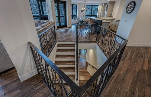 Cozy mountain home w riverfront patio - Foto 35