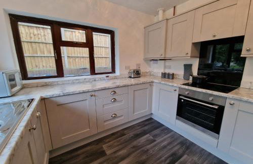 Chimes-Company & Family Stay, 2 Bedroom House with On Street free parking - Foto 15