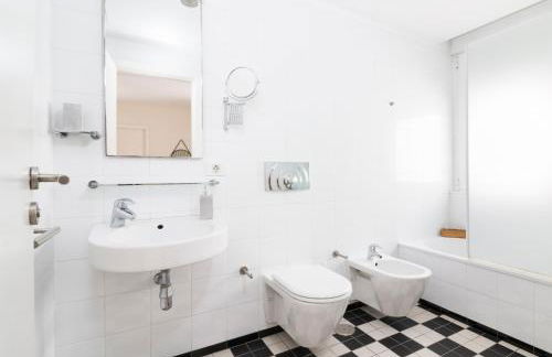 HomeForGuest Design Attic Apartment FREE Parking - Foto 25