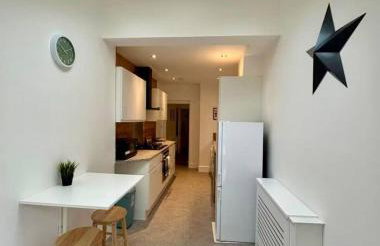 Stylish Caversham Town-House Free Parking & Garden - Photo 15