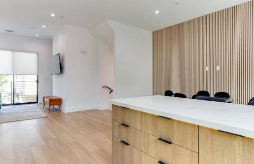 Modern Luxe Retreat Three-Bedroom #4 - Photo 27