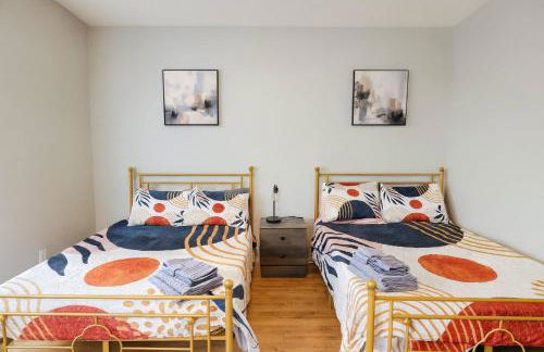 Newly updated 5BR/2.5BA w/pool sleep 16 ppl• - Photo 7