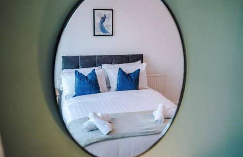 Classic 4 Bedroom House in Wirral with WiFi & Parking Sleeps 9 by PureStay - Foto 33