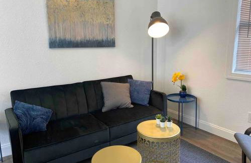 Contemporary 1-Bedroom Private Bungalow Walk to Armature & Riverwalk - Foto 1