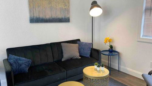 Contemporary 1-Bedroom Private Bungalow Walk to Armature & Riverwalk - Foto 1