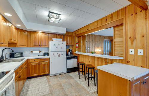 Game Room, Hot Tub and Fire Pit Pocono Lake Escape! - Foto 10