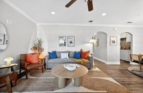 Walk to AT&T Stadium - Modern 2BR With Backyard - Foto 11