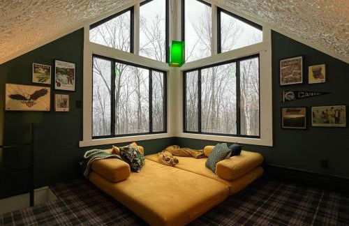 Retro Retreat with Hot Tub, Sauna & Arcade - Foto 48