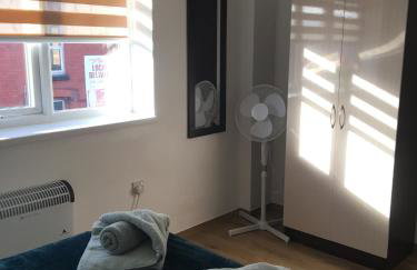 Modern 1 bedroom flat perfect for match or city break - Photo 2