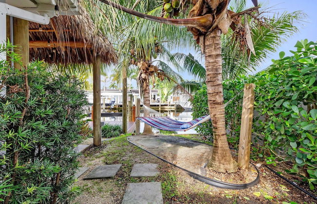 Flirty Flamingo Colorful Waterfront Escape w Pool - Foto 44