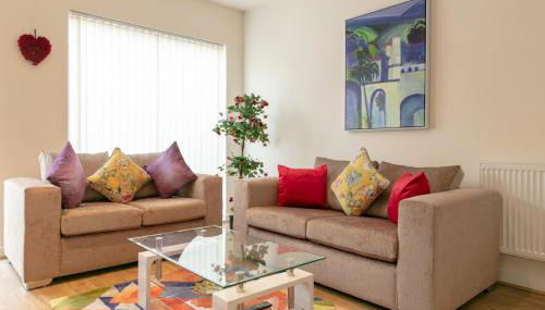 Modern & Exquisite Trumpington Townhouse with Parking & 5 mins to Papworth hospital - Foto 2