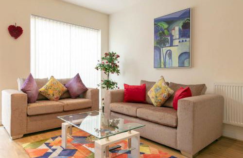 Modern & Exquisite Trumpington Townhouse with Parking & 5 mins to Papworth hospital - Foto 1