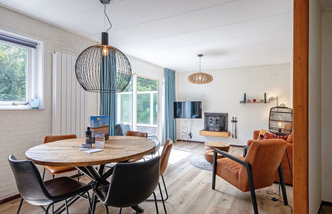 Cozy Holiday Home in Den Burg With hot tub - Foto 18