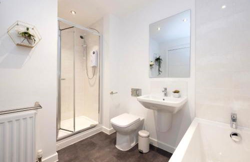 Stylish 3BR Home with Garden & Free Parking - Near O2 Academy & City Centre - Foto 23