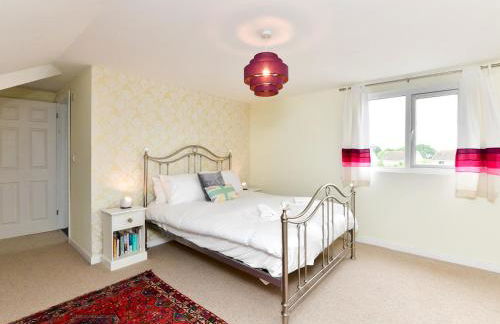 Spacious 4 Bedroom home with Parking Garden - Pass the Keys - Foto 16