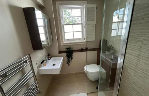 Beautiful and spacious 2 bed, 2 bath apartment bordering Fulham and Chelsea - entire apartment with private entrance - Foto 6