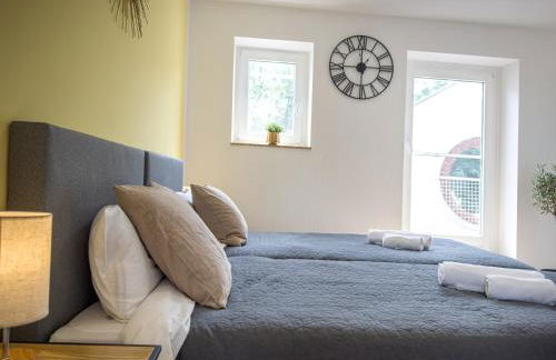 ImmoStay G#1 Ferienhaus - Parken & WiFi, 2 Balkone und 2 Bäder,4K - Foto 69