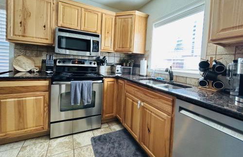 Home Sweet Idahome, feels like home with all the decor you wish you could afford King bed in master, fully fenced dog friendly yard, a few blocks from BSU and downtown Boise, Your perfect stay! - Foto 8