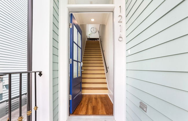 Modern 4 BR Condo with Balcony & Pool - Near FQ - Foto 2