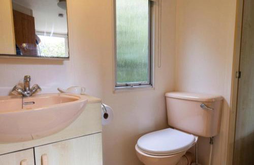 1 Bed Caravan Sleeps 2 -Dog Welcome -Free Parking - Photo 32