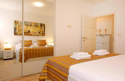 Modern 2-Bed Apt, Late check in available - Photo 9