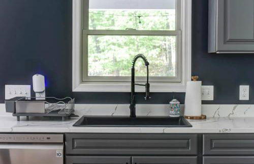 Luxury Mountain Retreat - 4 King Suites & Hot Tub - Photo 22