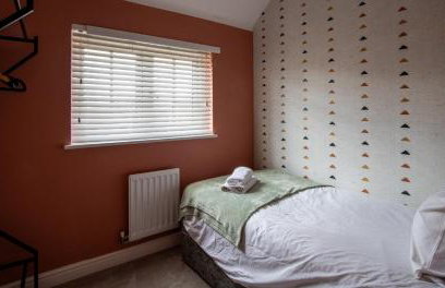 Impressive 4 Bed House Sleeps 8 - Private Parking Fast Wi-Fi Netflix & Foosball, Business Insurance and Leisure Travellers Welcome - Foto 33