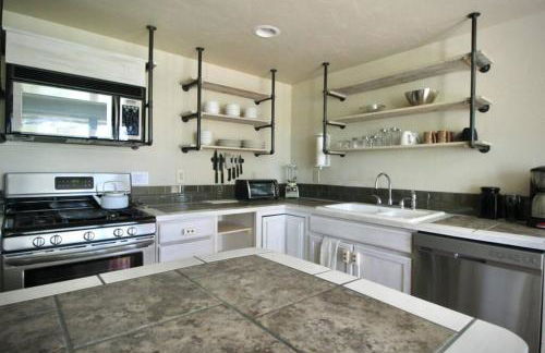 New! Lower Level Ranch Home - 10 mins to Town - Foto 32