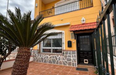 Amazing 3 floor house in front of the beach - Foto 1