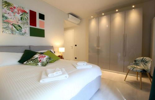 Parrots & Palms - Photo 2