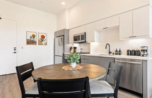 Modern Living, Stunning city views, 1Mile to Dodger Stadium - Photo 15