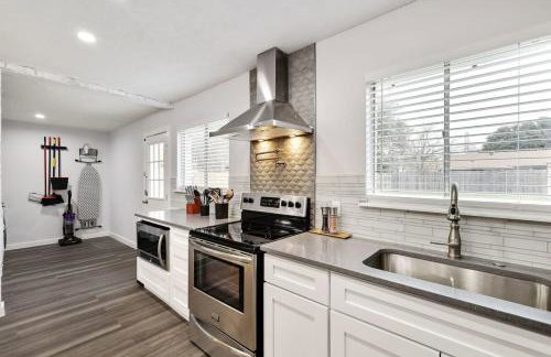 Upscale 3BR 2B Cozy Home with Pool & Grill - Foto 15