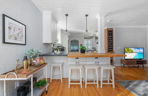 Tiny Home w MIL suite - 3 MI to DT - Foto 6