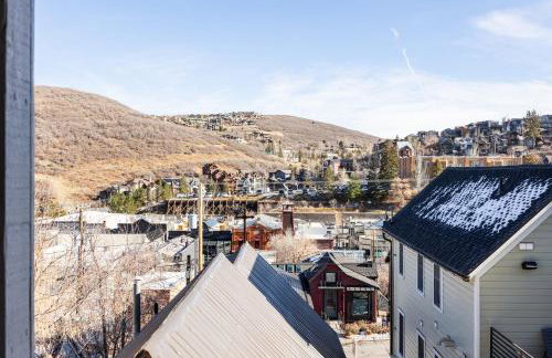 Unbeatable Location, Cozy Studio, Ski-In Ski-Out, Main Street Access, Perfect for Adventure! - Photo 14