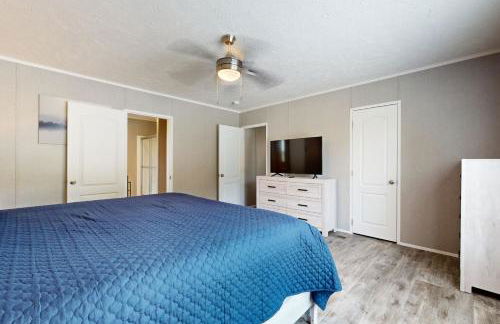 New Lake Home Sleeps 14 Private Dock Deck Grill - Foto 12