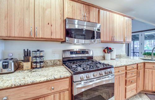 Near Woodland Lake Park Cabin with Serene Deck! - Foto 10