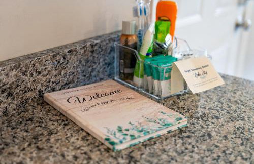 King Suite 2 Full Baths Stocked Kitchen - Foto 23