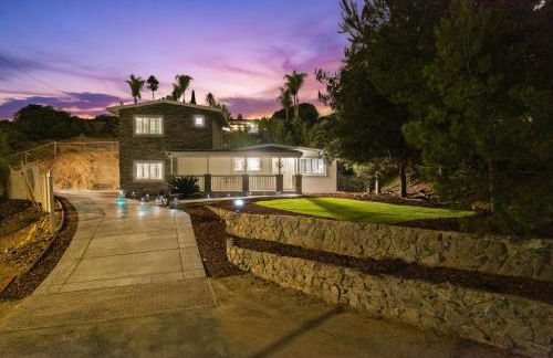 Entire Private Home with 4 Bedrooms 2 Bathrooms, 6 Beds, Hot Tub, King Bed, 6 Parking, Big Yard, Available Now - Foto 67