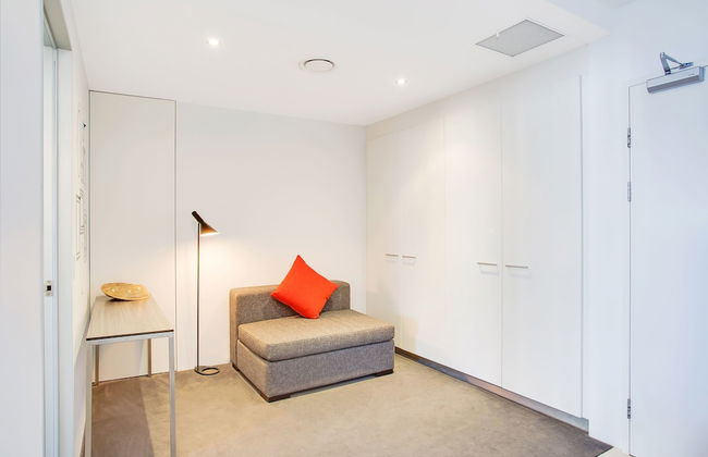 Mantra Circle on Cavill - Photo 43