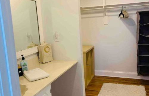 A Regal Retreat- Exclusive Parking, Prime Location - Foto 19