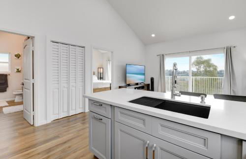 Bright Spacious Modern Getaway - Photo 14