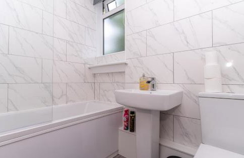 4 Bedrooms Homely House - Sleeps 6 Comfortably with 6 Double Beds,Glasgow, Free Street Parking, Business Travellers, Contractors, & Holiday-Goers, Near All Major Transport Links in Glasgow & City Centre, Perfect for Common Wealth Games 2026 - Foto 5