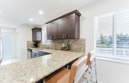 Serene Waterfront 2BR 2BA with Intracoastal Views, Pool, Balcony, Parking - Foto 28