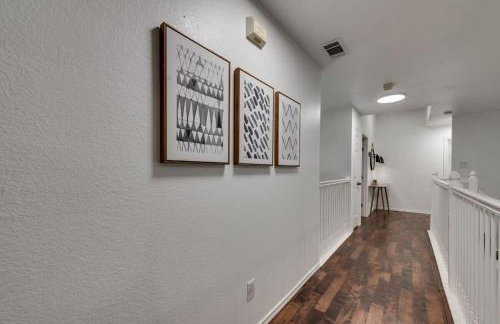 Modern and Luxury DFW Mansion with Backyard Oasis - Foto 26