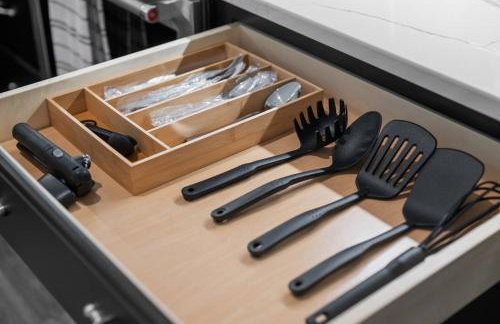 Immaculate Penthouse Double King Suite on Butler St with rooftop deck and free off street parking - Foto 23